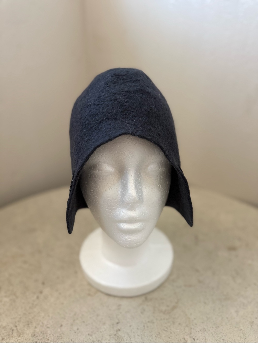 Handmade Dark Gray Wool Cloche Hat with Black Applique - Picture 2 of 4
